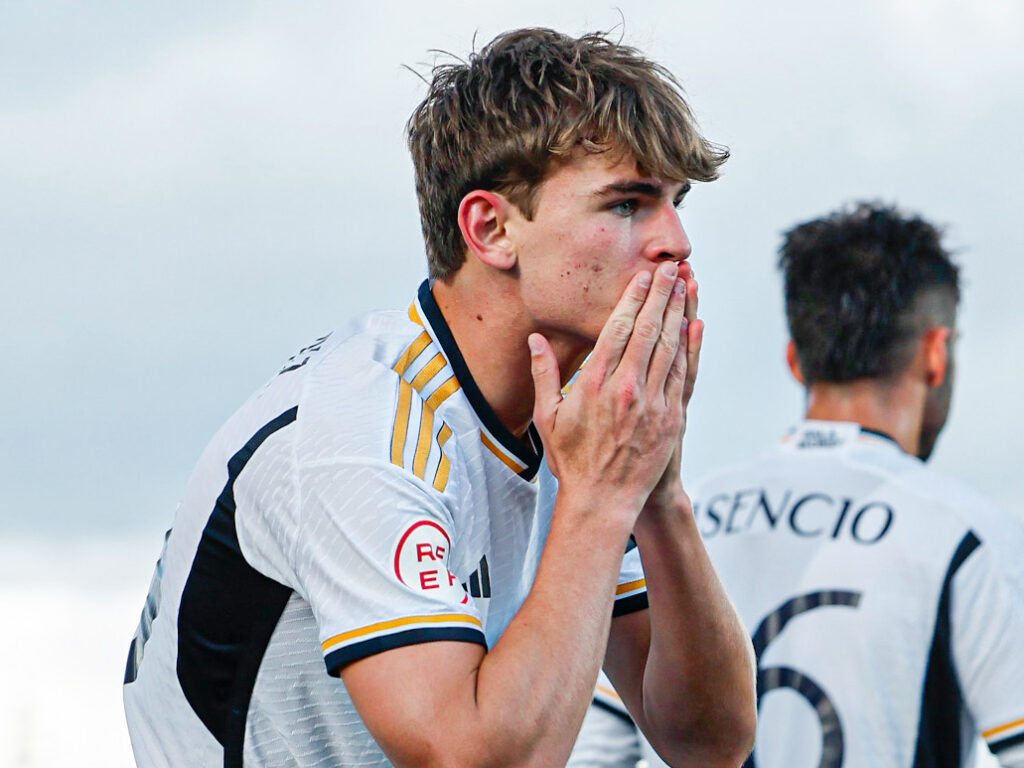 Nico Paz, celebrando un doblete ante el Real Murcia