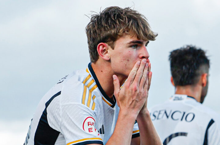 Nico Paz, celebrando un doblete ante el Real Murcia