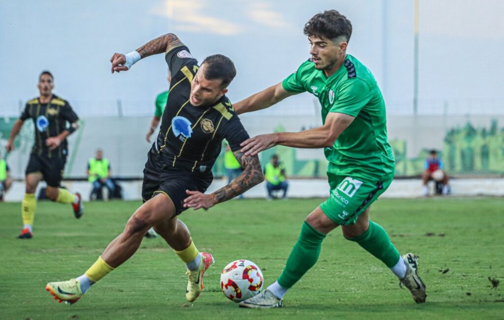 Álvaro Pérez y Siddiki, peleando por un balón durante el encuentro/ Foto: CF Intercity