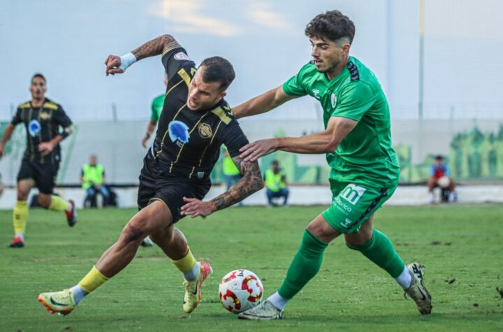 Álvaro Pérez y Siddiki, peleando por un balón durante el encuentro/ Foto: CF Intercity