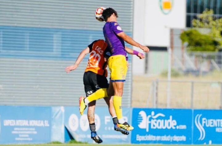 Casas y Rafa Llorente, en la disputa de un balón aéreo/ Foto: AD Alcorcón