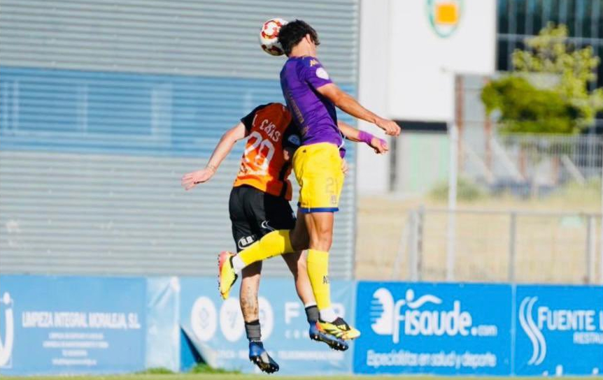 Casas y Rafa Llorente, en la disputa de un balón aéreo/ Foto: AD Alcorcón