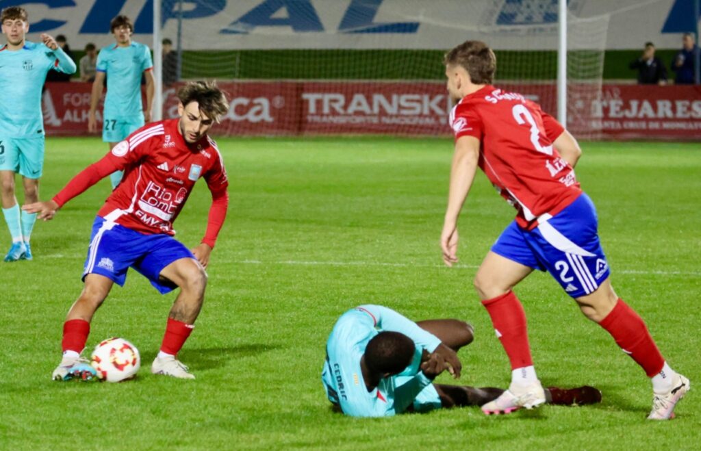 Marc Álvarez y Camus, recuperando un balón sobre Cédric/ Foto: SD Tarazona