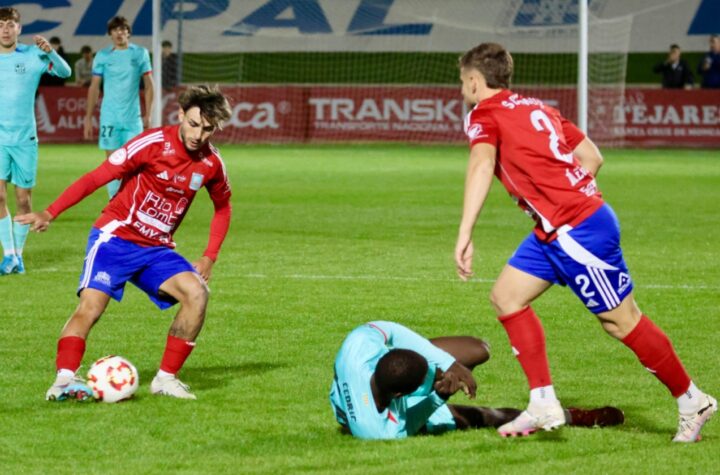 Marc Álvarez y Camus, recuperando un balón sobre Cédric/ Foto: SD Tarazona