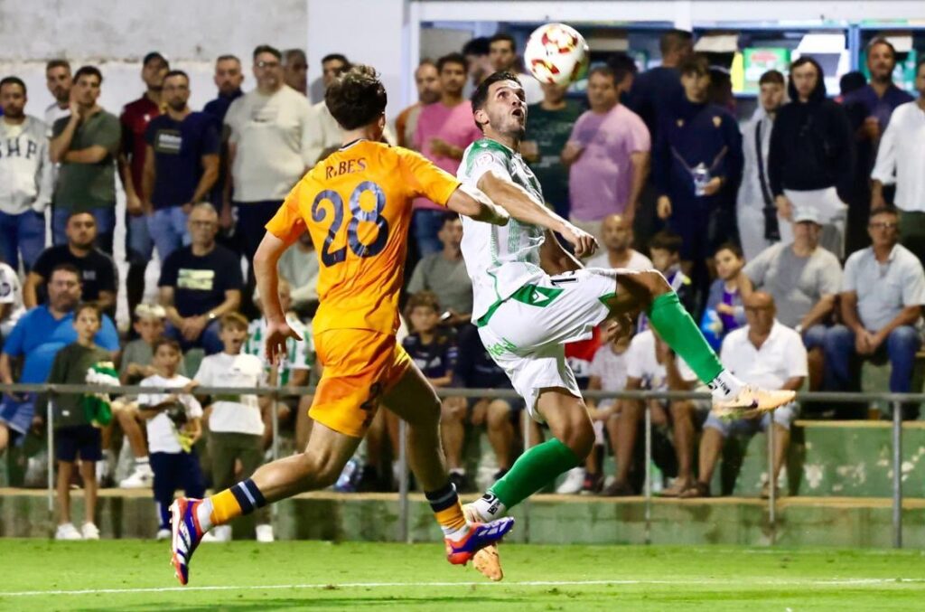 Kike Ribes y Valverde en la disputa de un balón aéreo/ Foto: A. Sanluqueño