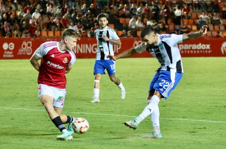 Pol Domingo, bloqueando un disparo de Lluís Llácer/ Foto: SD Tarazona