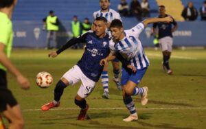 Callejón, disputando un balón en la banda/ Foto: Marbella FC