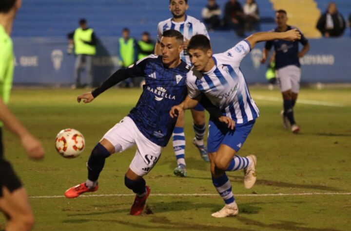 Callejón, disputando un balón en la banda/ Foto: Marbella FC