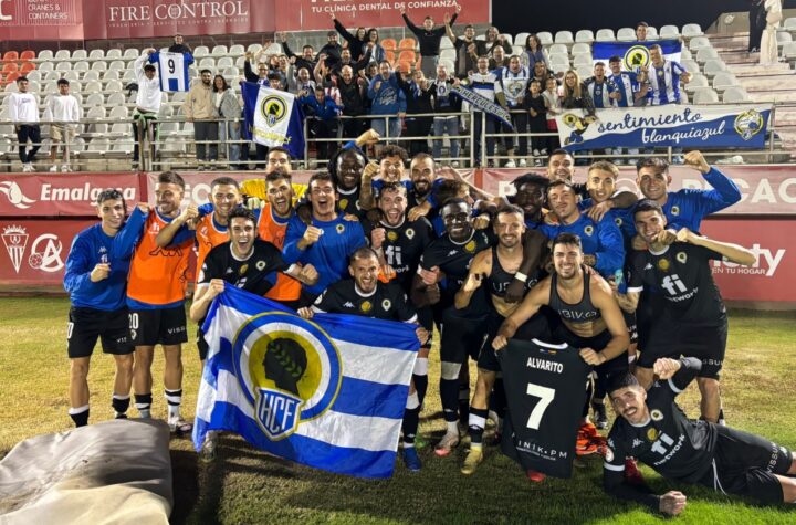 La plantilla del Hércules, celebrando el triunfo con su afición/ Foto: Hércules CF