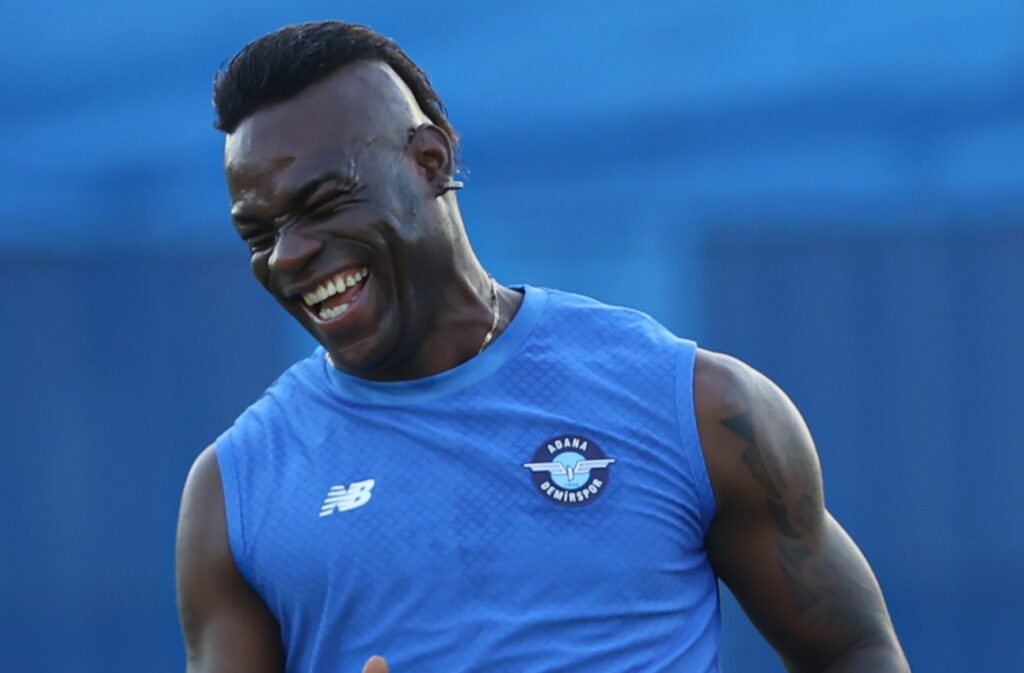 Balotelli, durante una sesión de entrenamiento/ Foto: Adana Demirspor