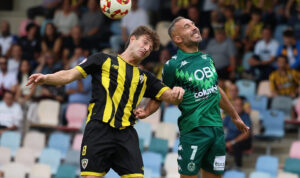 David Ferreiro y Julen Huidobro, disputando un balón aéreo/ Foto: CD Arenteiro