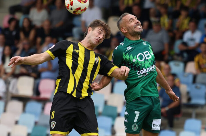 David Ferreiro y Julen Huidobro, disputando un balón aéreo/ Foto: CD Arenteiro