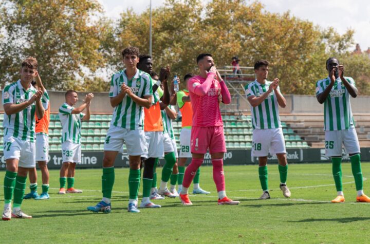 Los futbolistas del Betis Deportivo, tras su encuentro ante el Ceuta/ Foto: Betis Deportivo