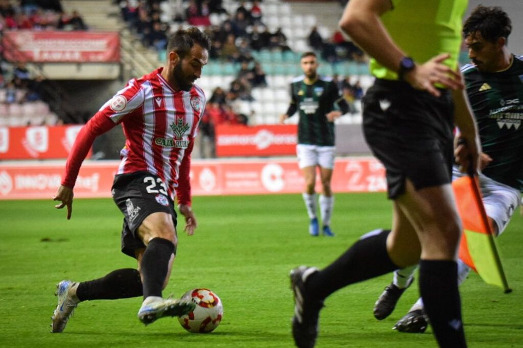 Campabadal, tratando de regatear a su par/ Foto: Zamora CF