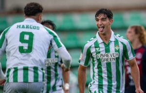 Carlos Reina, celebrando su segundo tanto en el Betis Deportivo-Yeclano/ Foto: Betis B