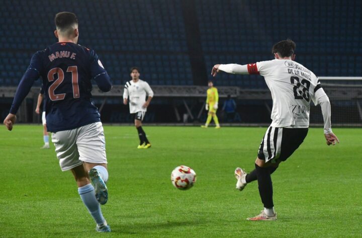 De la Mata, colgando un centro ante el Celta B/ Foto: Gimnástica Segoviana