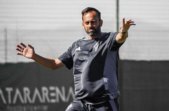 Fran Fernández, dirigiendo un entrenamiento/ Foto: Real Murcia CF