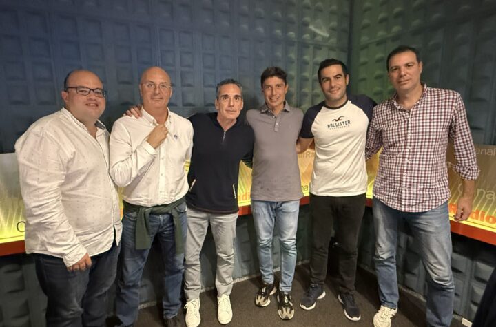 Jesús Vázquez con el equipo de El Pelotazo/Foto: El Pelotazo