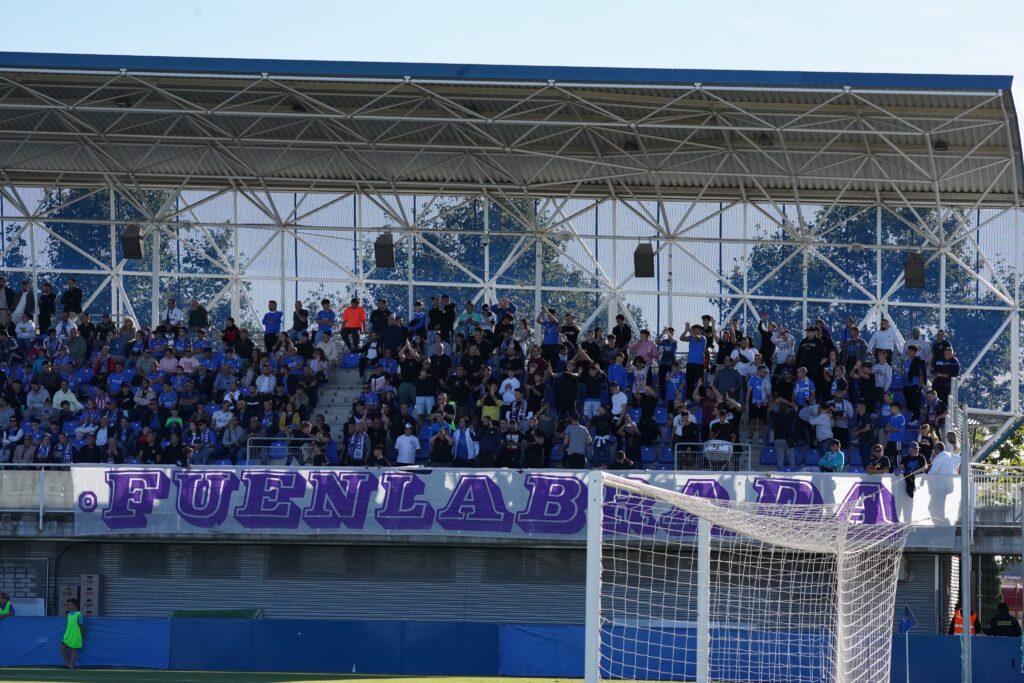 Grada central del estadio Fernando Torres de Fuenlabrada