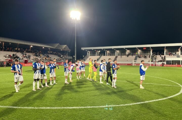 Jugadores de la Ponfe agradeciendo el viaje a sus aficionados/Foto: SD Ponferradina