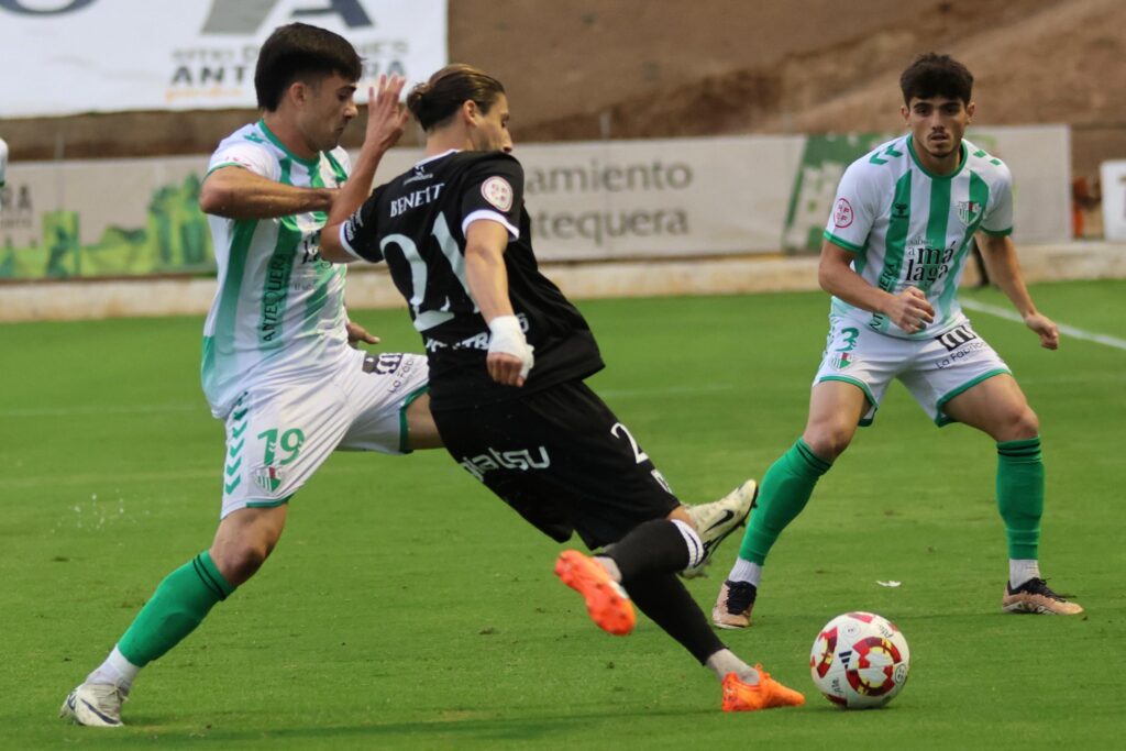 Beneit, Xemi y Carrión en el Antequera-Mérida/Foto: Antequera CF