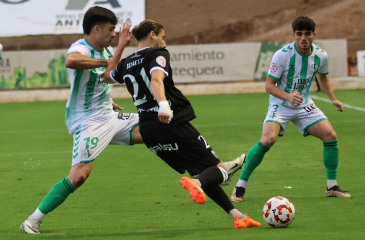 Beneit, Xemi y Carrión en el Antequera-Mérida/Foto: Antequera CF