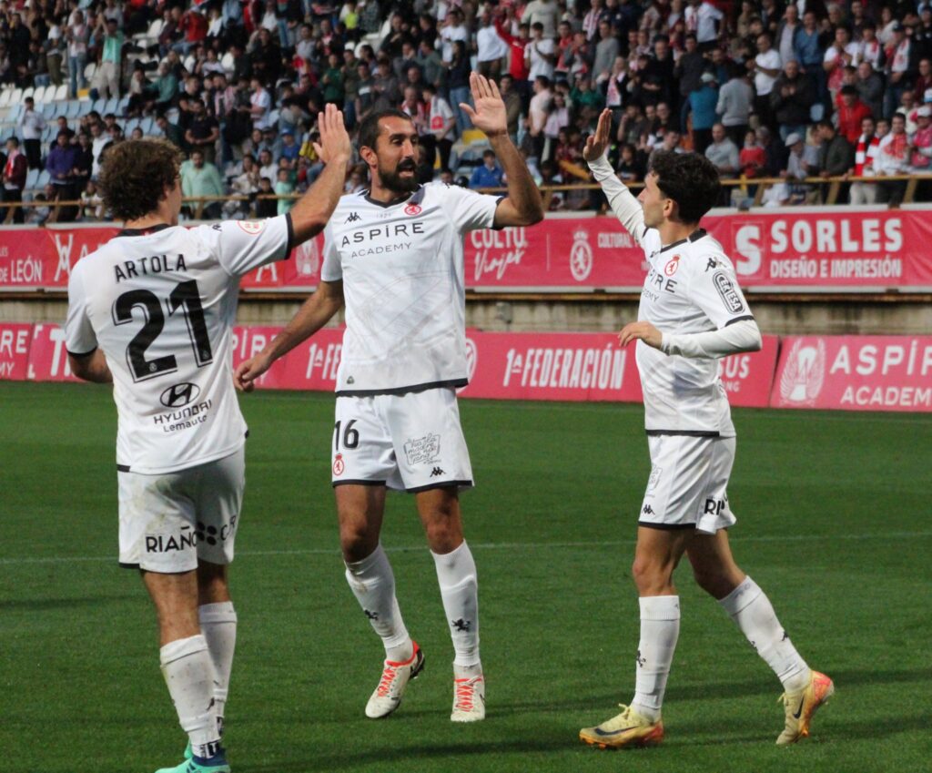 Artola, Maestre y Chacón celebrando uno de los goles/Foto: Cultural Leonesa