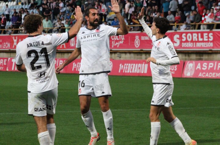 Artola, Maestre y Chacón celebrando uno de los goles/Foto: Cultural Leonesa