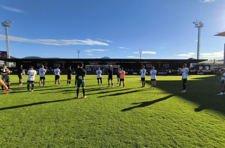 Jugadores del Real Unión agradeciendo a sus seguidores/Foto: Real Unión