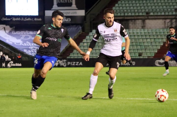 Liberto con el balón durante el Mérida-Alcoyano/Foto: AD Mérida