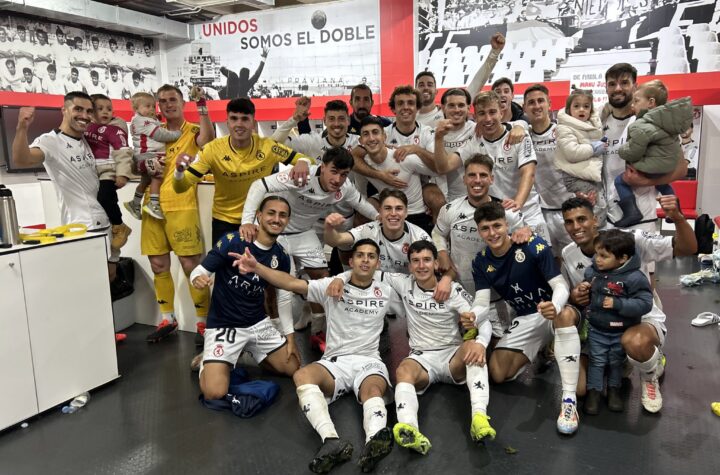 Los jugadores de la Cultural celebrando la victoria en el derbi/Foto: Cultural y Deportiva Leonesa