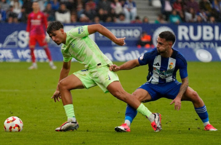 Guille Fernández, recibiendo el agarrón de Cortés/ Foto: Barça Atlètic