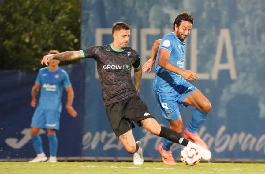 Ilies Faure, robando una bola al Alcoyano/ Foto: CF Fuenlabrada