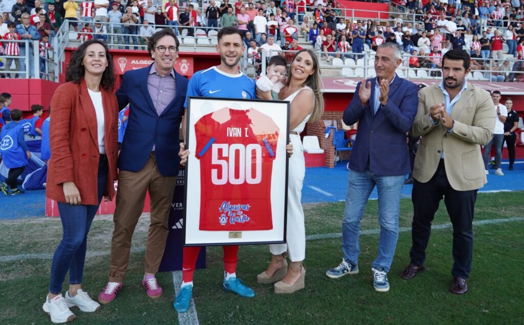 Iván Turrillo, junto a su familia durante la conmemoración de sus 500 partidos/ Foto: Algeciras