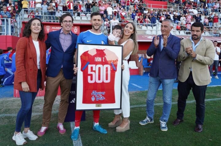 Iván Turrillo, junto a su familia durante la conmemoración de sus 500 partidos/ Foto: Algeciras