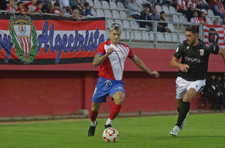 Javi Avilés, durante el derbi del Estrecho/ Foto: Erasmo Fenoy