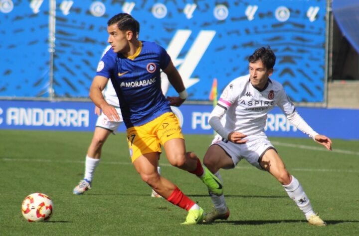 Jesús Clemente y Luis Chacón, pugnando por la pelota/ Foto: CyD Leonesa