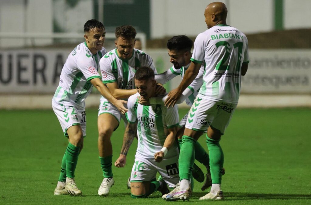 La plantilla del Antequera, festejando el gol de Elejalde/ Foto: Antequera CF