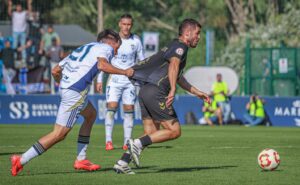 Pablo Muñoz, agarrando a un futbolista del Intercity/ Foto: CF Intercity