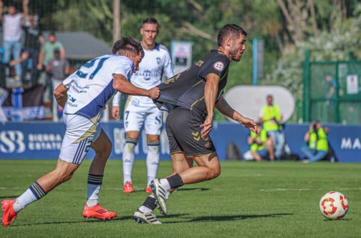 Pablo Muñoz, agarrando a un futbolista del Intercity/ Foto: CF Intercity