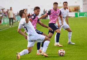 Pavón, interceptando un pase de Galindo/ Foto: CF Fuenlabrada