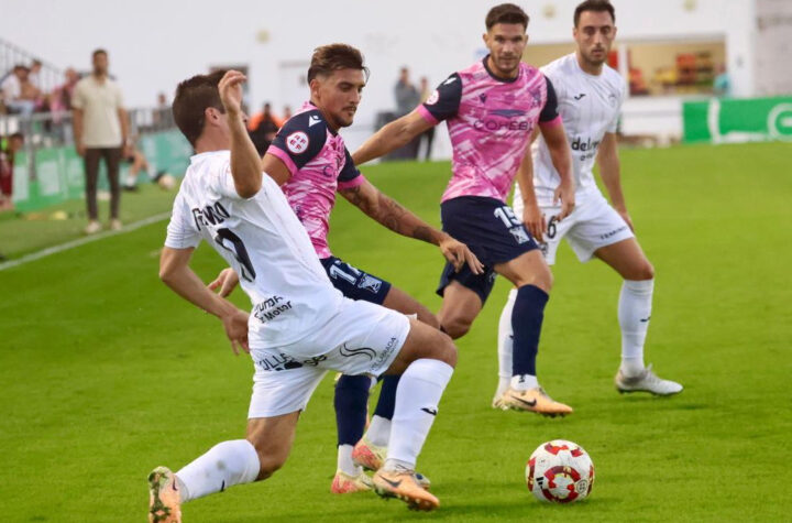 Pavón, interceptando un pase de Galindo/ Foto: CF Fuenlabrada