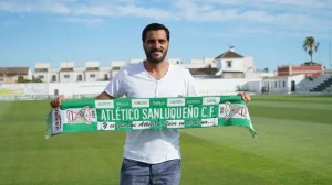 Dani Güiza con posando con la bufanda del Atlético Sanluqueño/Foto: EP