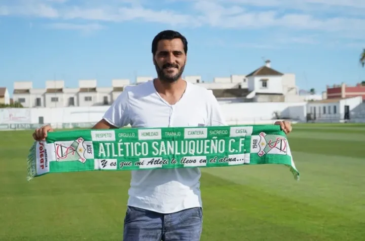 Dani Güiza con posando con la bufanda del Atlético Sanluqueño/Foto: EP