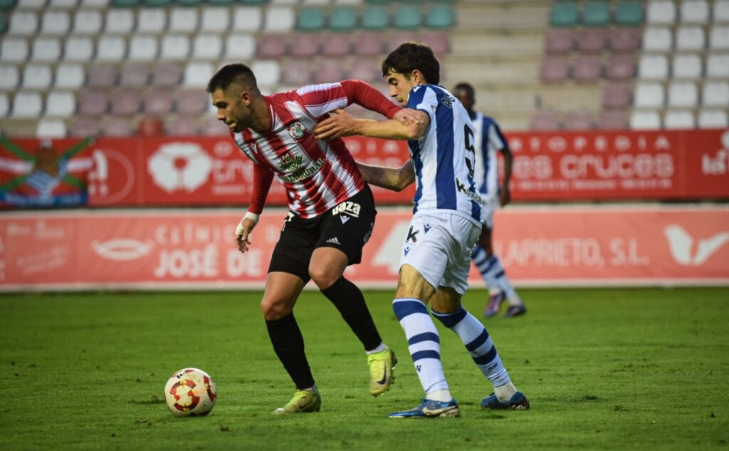 Astigarraga, tratando de recuperar la posesión/ Foto: Zamora CF