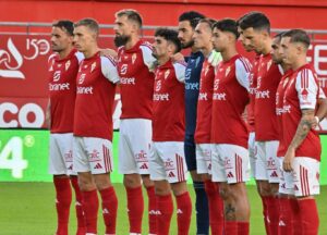 El once del Murcia, respetando el minuto de silencio previo al partido/ Foto: Real Murcia CF