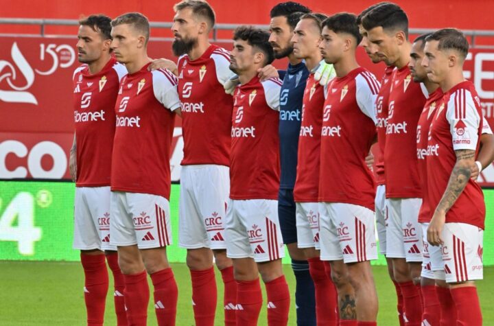 El once del Murcia, respetando el minuto de silencio previo al partido/ Foto: Real Murcia CF