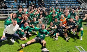 El plantel del Arenteiro celebrando la victoria/ Foto: CD Arenteiro