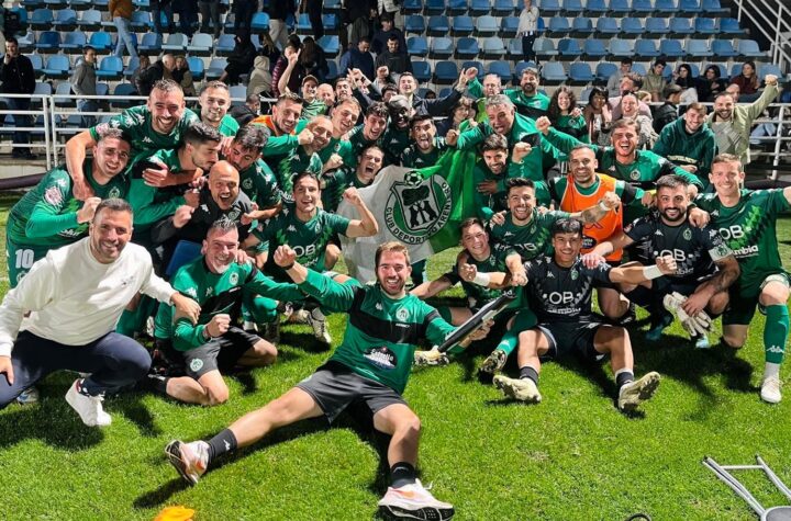 El plantel del Arenteiro celebrando la victoria/ Foto: CD Arenteiro