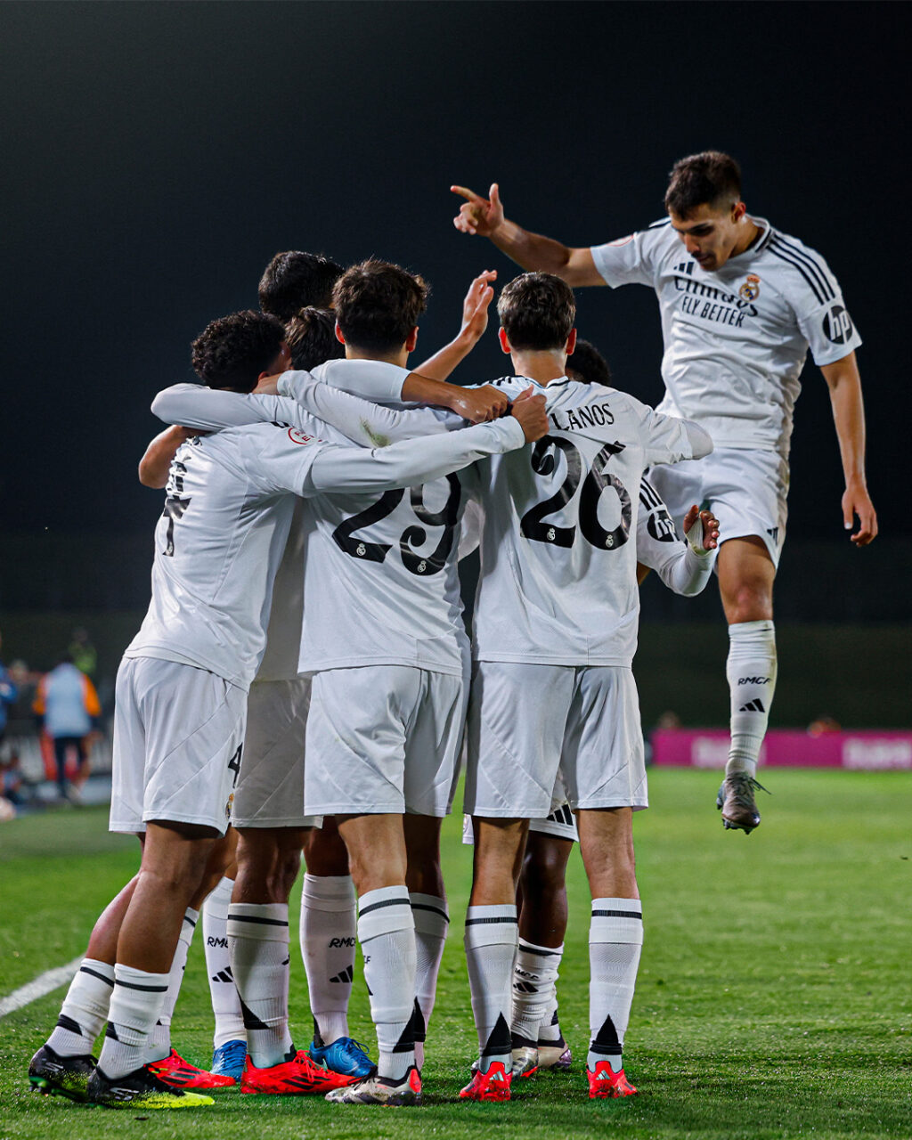 Jugadores del Real Madrid Castilla celebrando uno de los goles